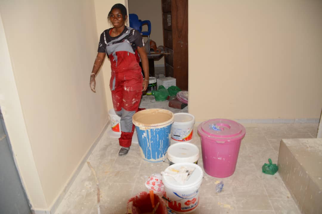 Femme stagiaire formation peinture intérieure