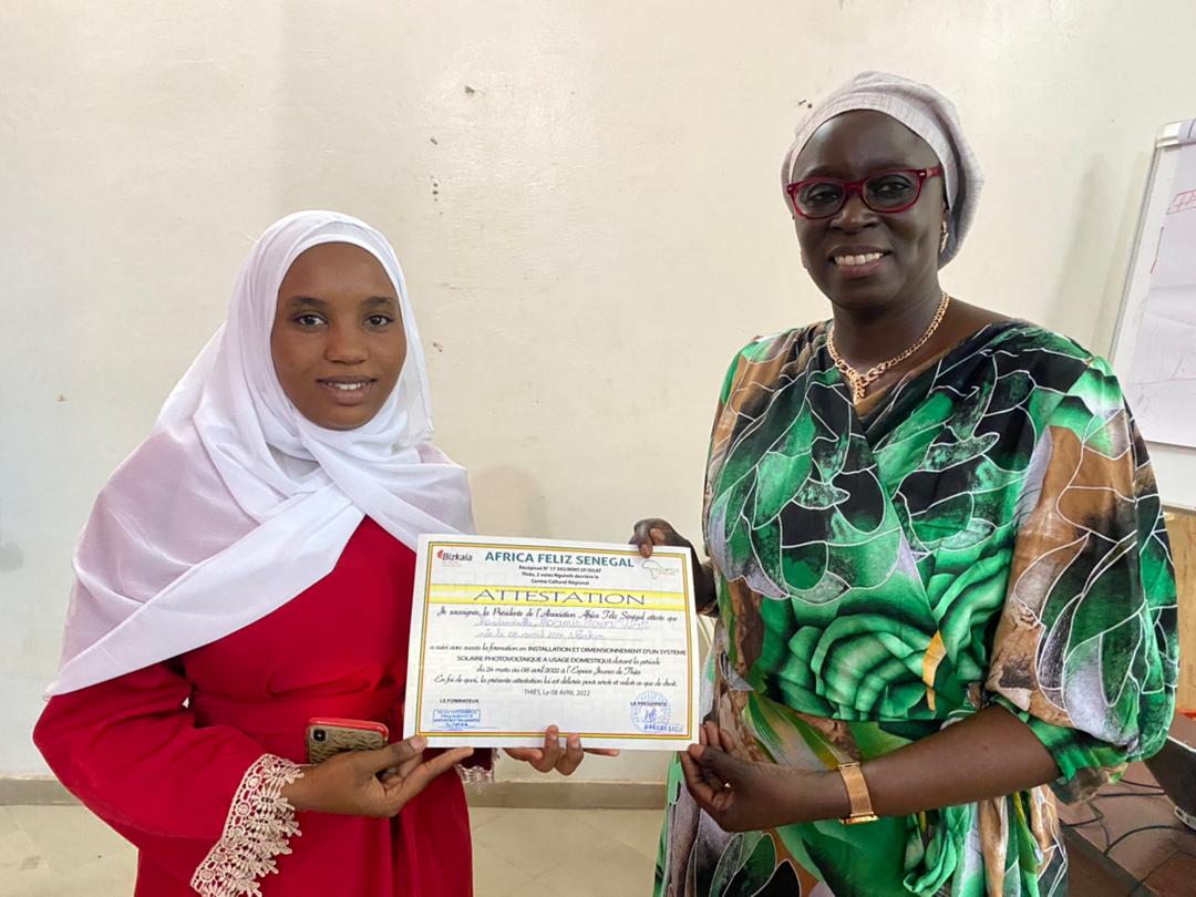 Mme Mariama BADJI, Présidente, remet un certificat à une bénéficiaire