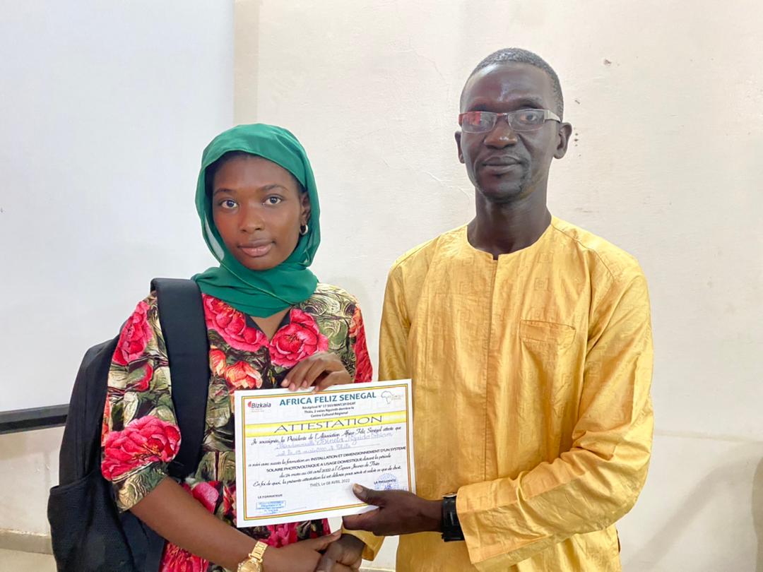 Remise de certificat de formation solaire — formateur et bénéficiaire