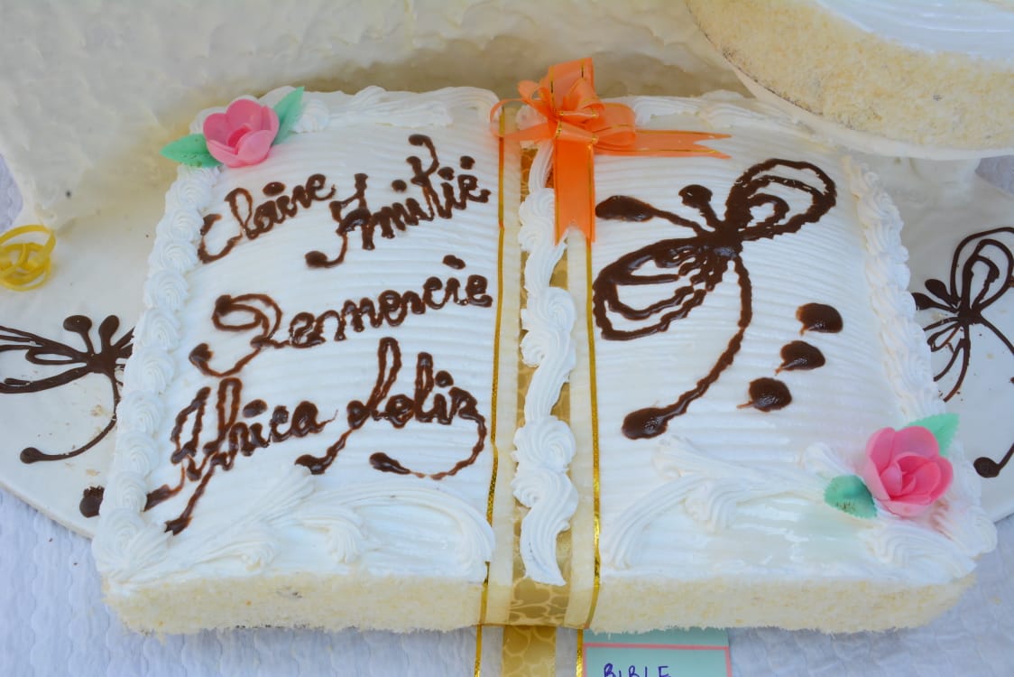 Gâteau décoré avec l'inscription Claire Amitié remercie Africa Feliz