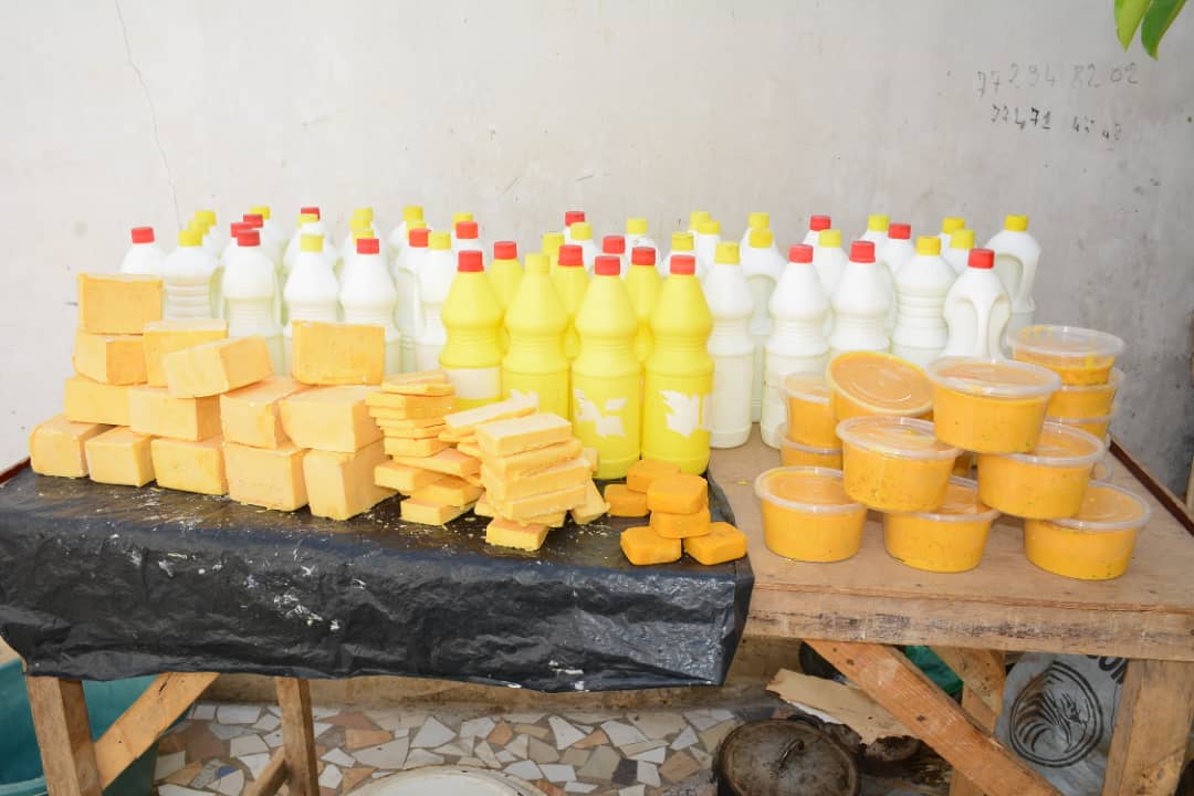 Produits fabriqués : savons, gels, bouteilles